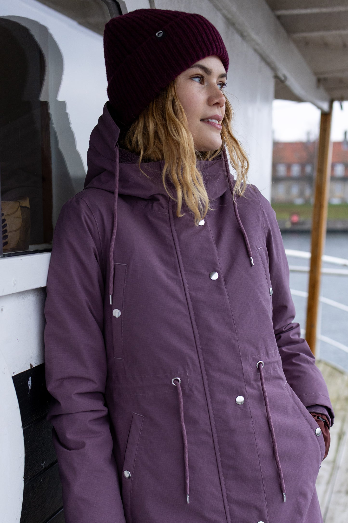 Winterparka mit Kordelzug in Taille, Kapze und großen Taschen in feinem Pflaume, klassisch, schnörkellos, zeitlos.