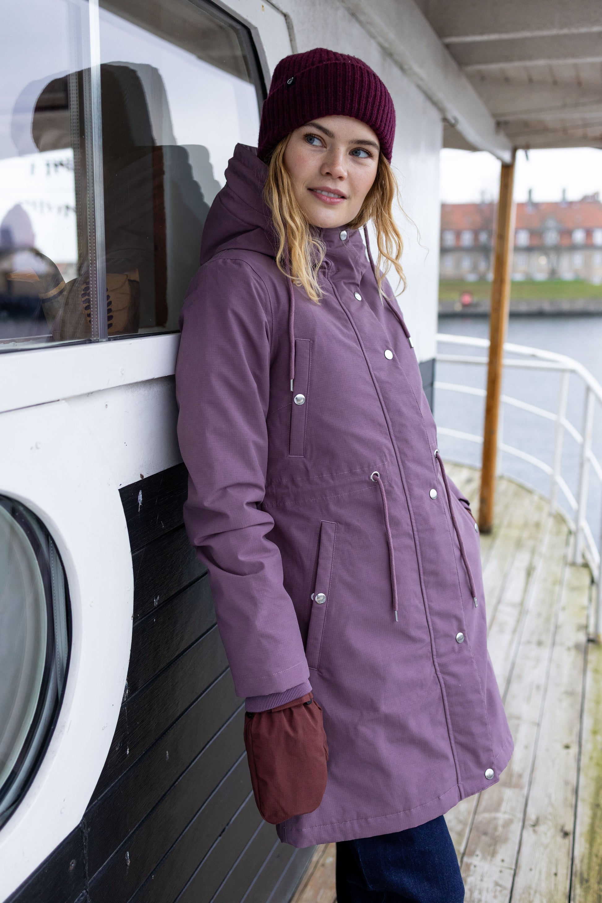 Winterparka mit Kordelzug in Taille, Kapze und großen Taschen in feinem Pflaume, klassisch, schnörkellos, zeitlos.