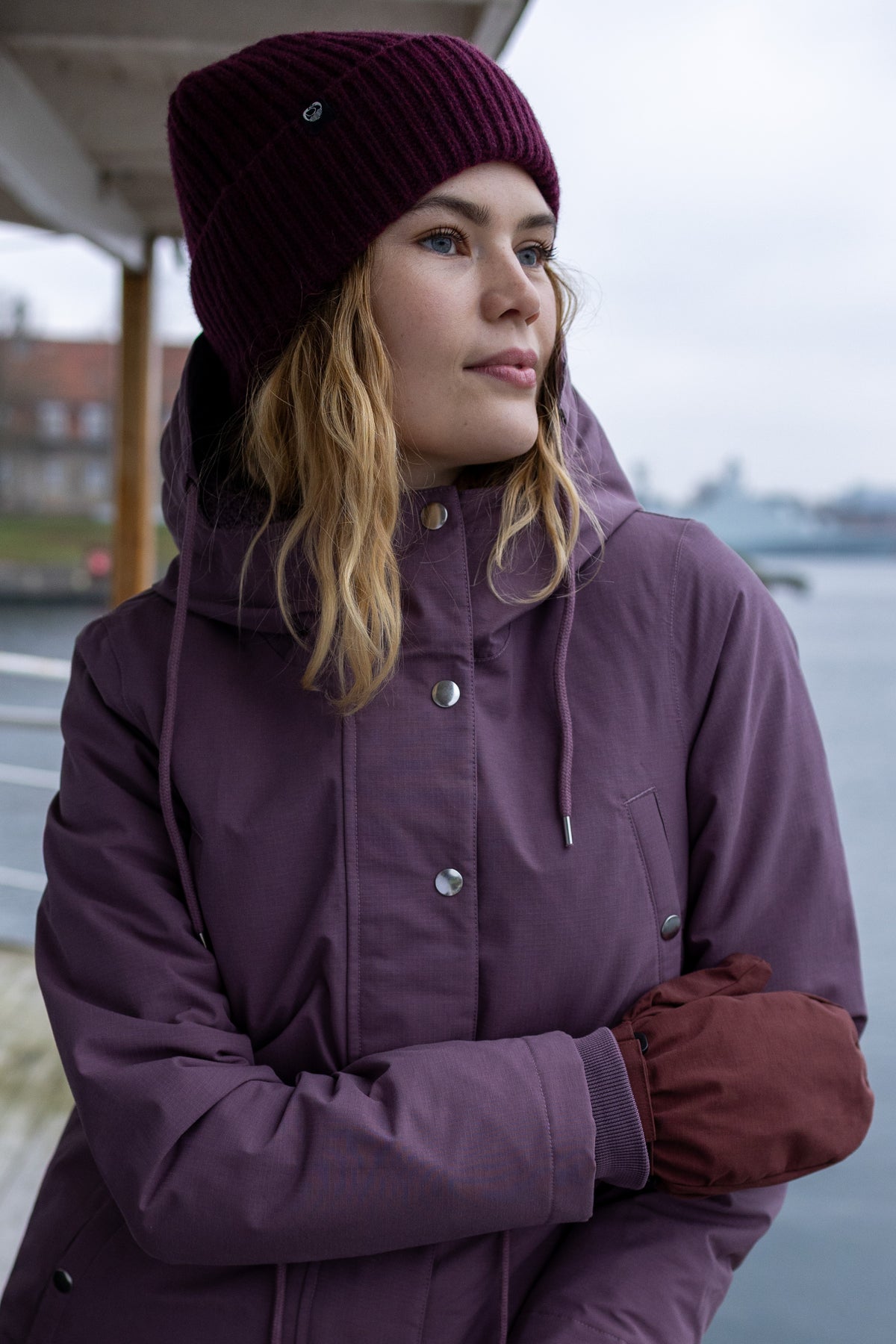 Winterparka mit Kordelzug in Taille, Kapze und großen Taschen in feinem Pflaume, klassisch, schnörkellos, zeitlos.