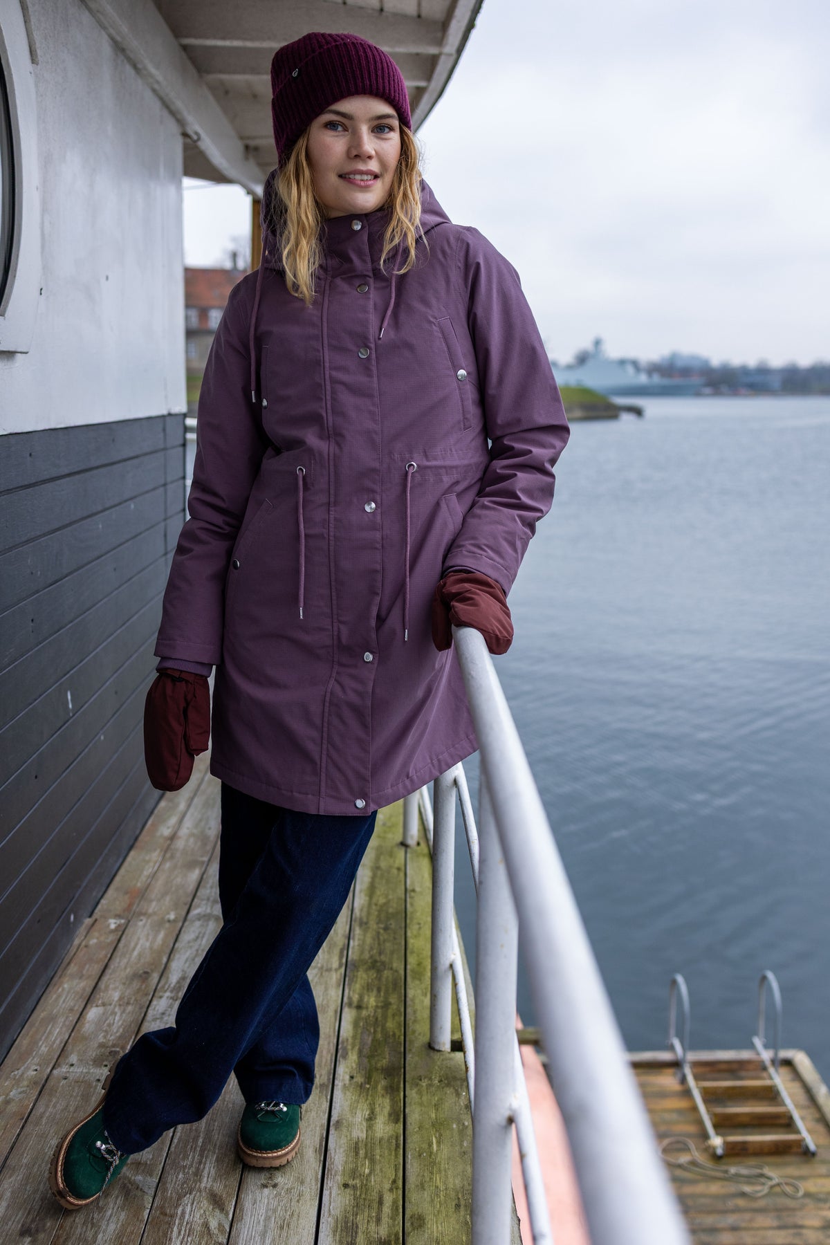 Winterparka mit Kordelzug in Taille, Kapze und großen Taschen in feinem Pflaume, klassisch, schnörkellos, zeitlos.