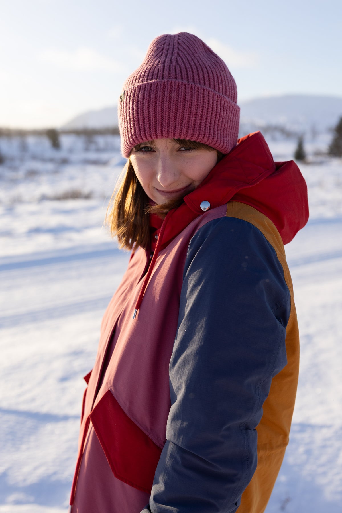 Jacke für die gute Laune im Colourblock durch den Winter, mit blau, Pink, rot und orange ist diese sicher die fröhlichste Winterjacke der Saison mit Funktion.