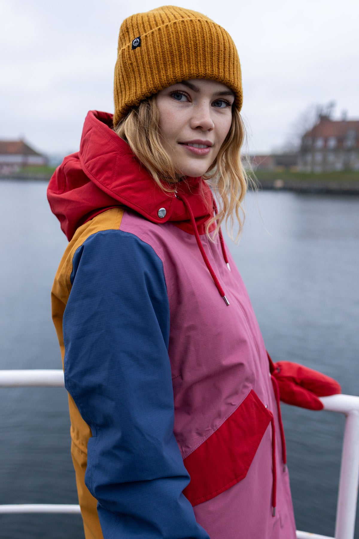 Winterjacke für die gute Laune im Colourblock durch den Winter, mit blau, Pink, rot und orange ist diese sicher der fröhlichste warme Parka der Saison mit Funktion.