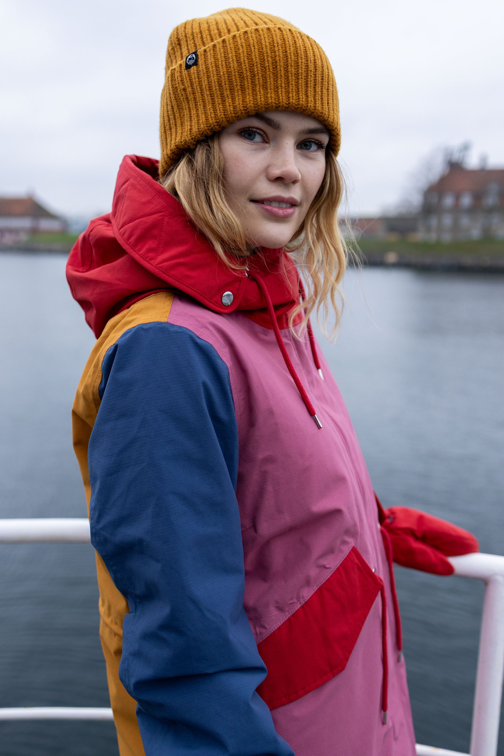 Winterjacke für die gute Laune im Colourblock durch den Winter, mit blau, Pink, rot und orange ist diese sicher der fröhlichste warme Parka der Saison mit Funktion.