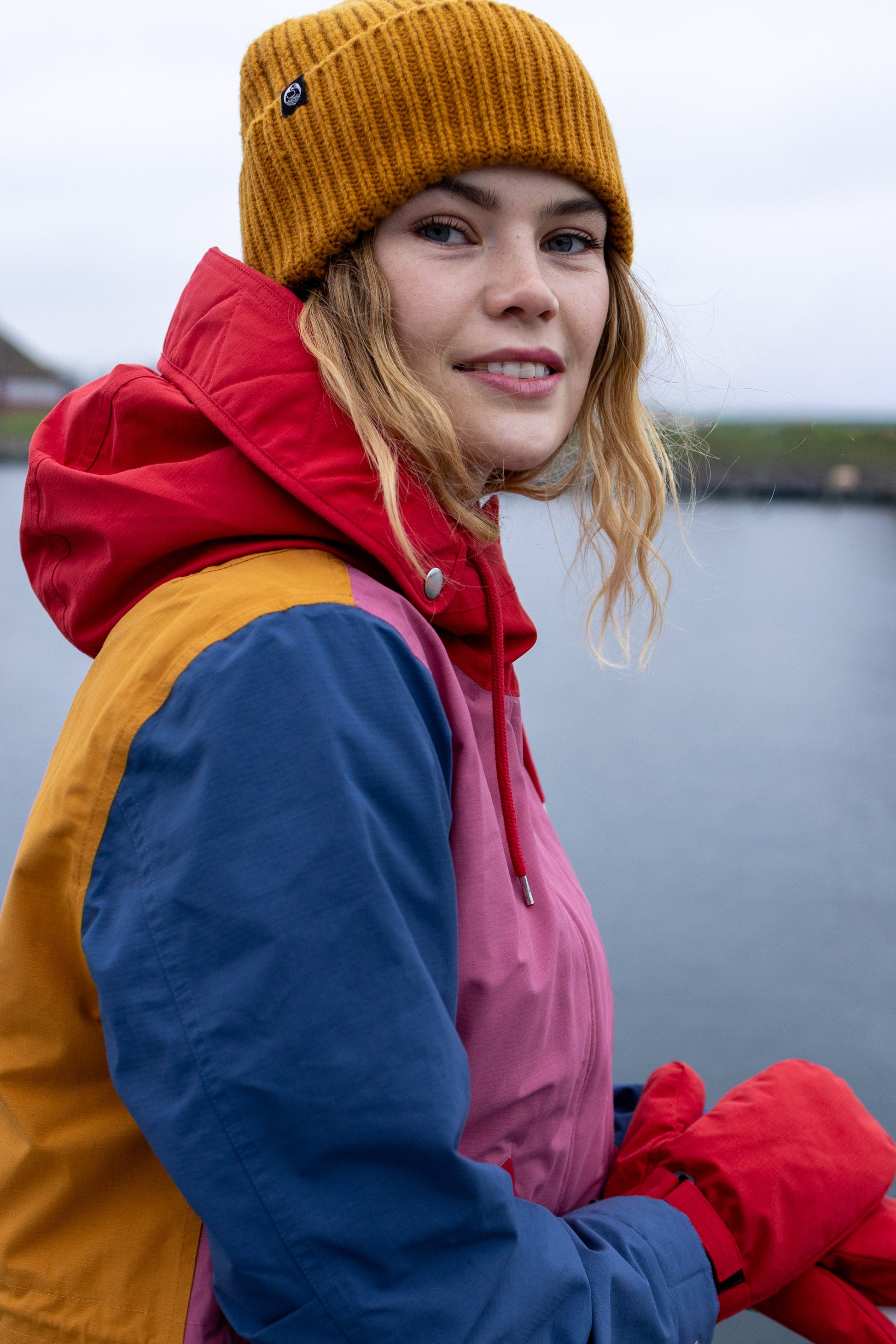 Winterjacke für die gute Laune im Colourblock durch den Winter, mit blau, Pink, rot und orange ist diese sicher der fröhlichste warme Parka der Saison mit Funktion.