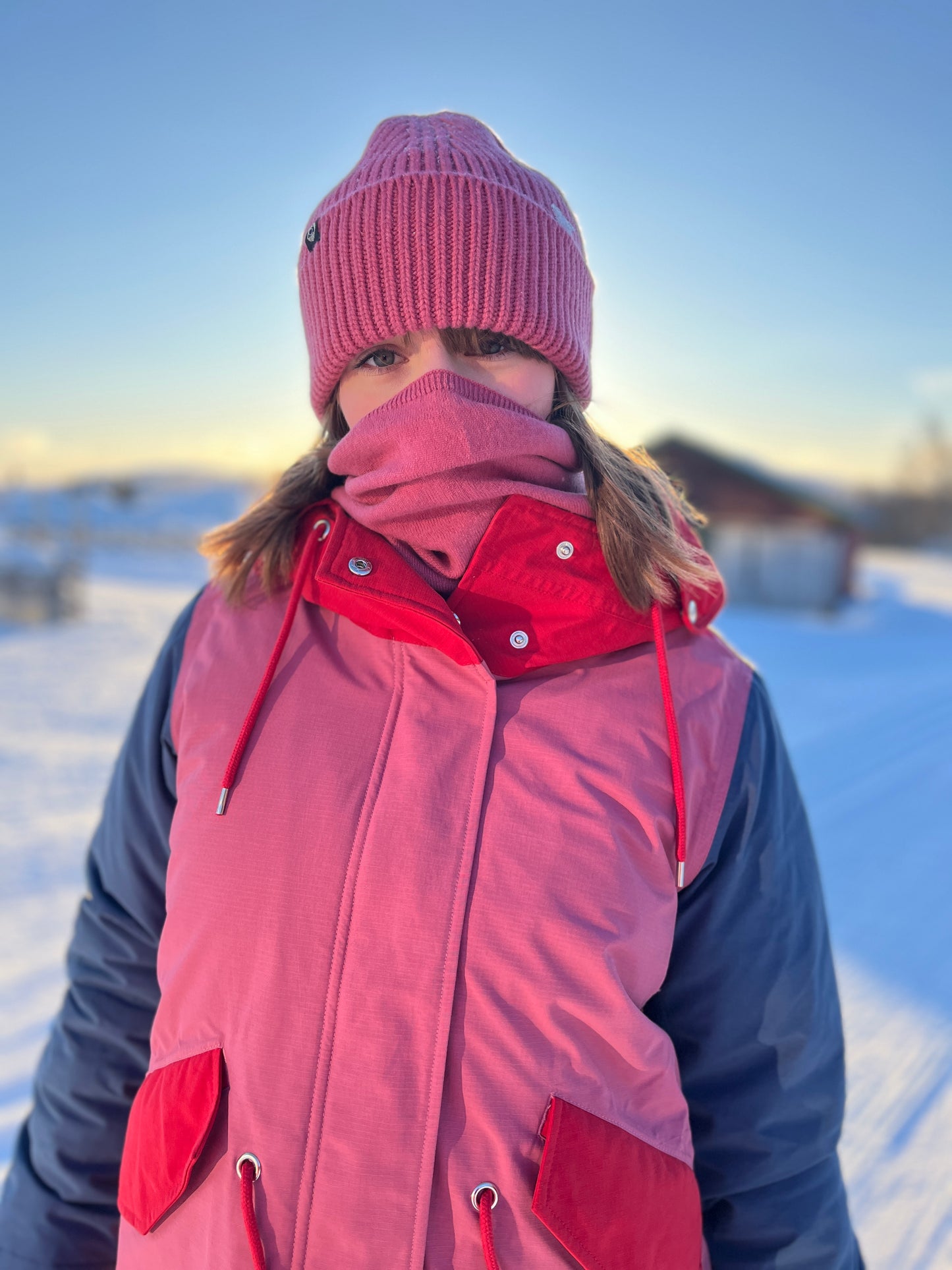 Winterjacke für die gute Laune im Colourblock durch den Winter, mit blau, Pink, rot und orange ist diese sicher der fröhlichste warme Parka der Saison mit Funktion.