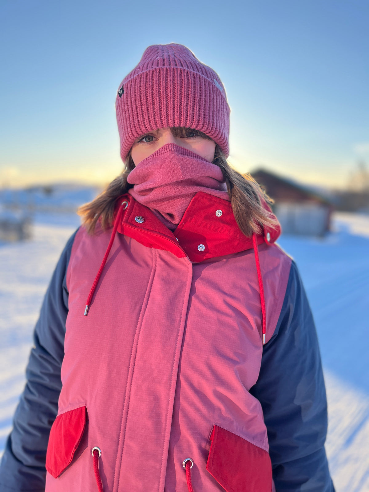 Winterjacke für die gute Laune im Colourblock durch den Winter, mit blau, Pink, rot und orange ist diese sicher der fröhlichste warme Parka der Saison mit Funktion.