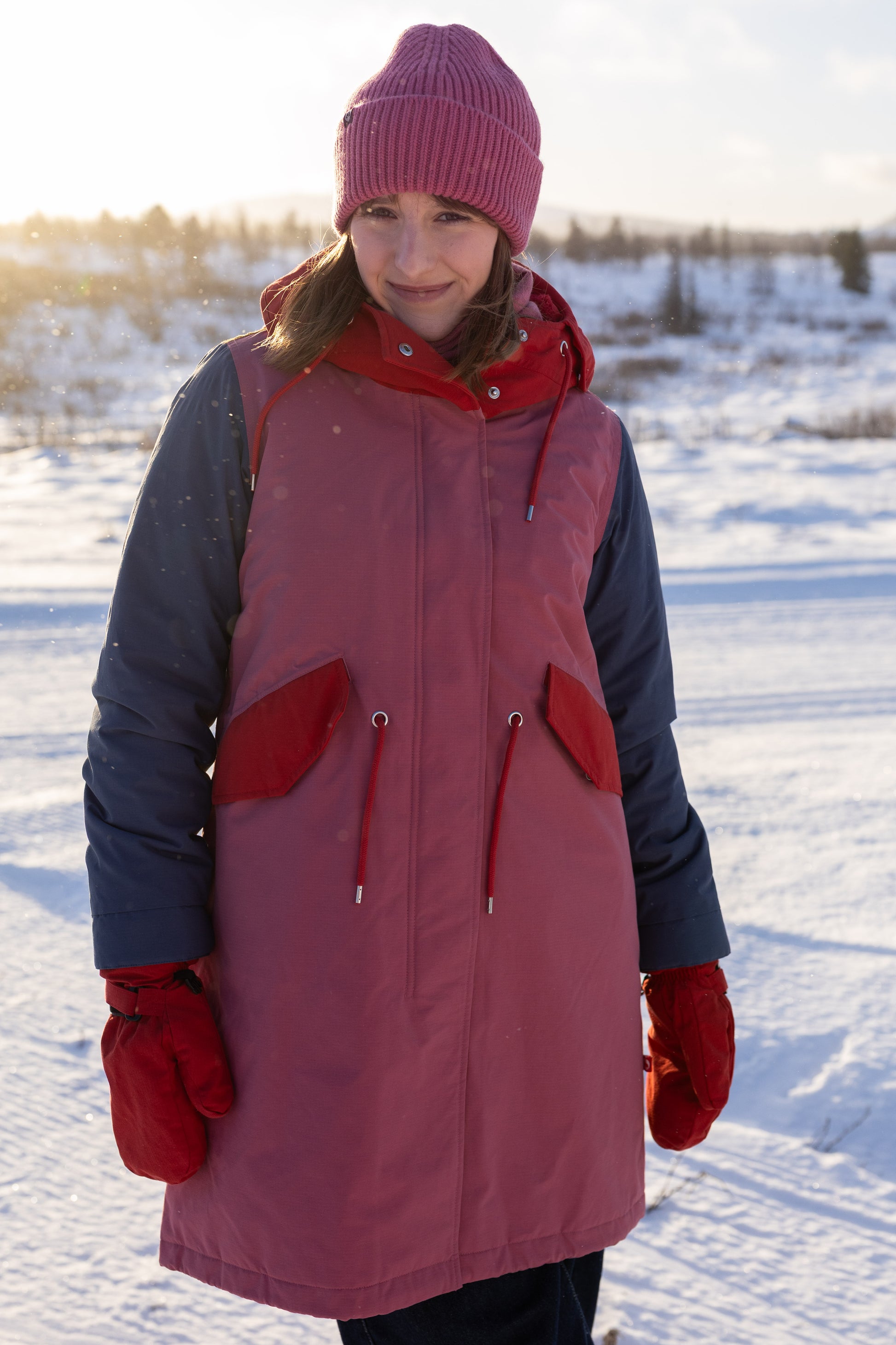 Winterjacke für die gute Laune im Colourblock durch den Winter, mit blau, Pink, rot und orange ist diese sicher der fröhlichste warme Parka der Saison mit Funktion.