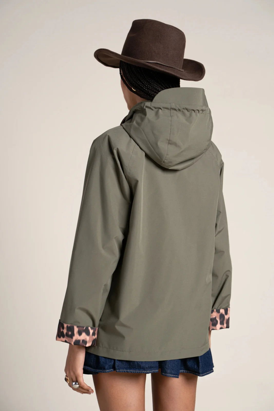 Damen Regenjacke in Kaki mit Leoprint Hihjlights an Armabschlüssen und Innenfutter, locker geschnitten im klassischen Britischen Landhaus Stil.