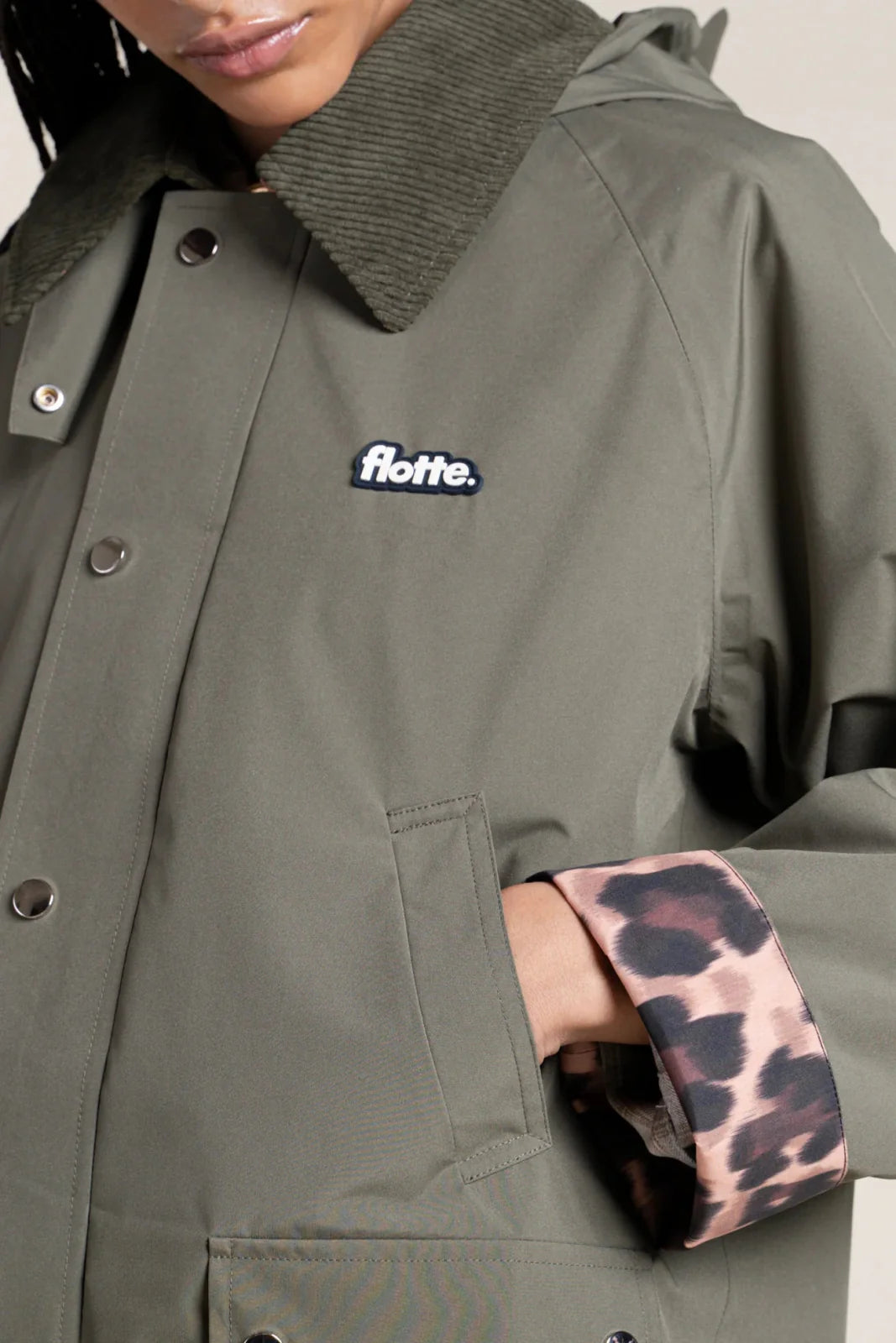 Damen Regenjacke in Kaki mit Leoprint Hihjlights an Armabschlüssen und Innenfutter, locker geschnitten im klassischen Britischen Landhaus Stil.