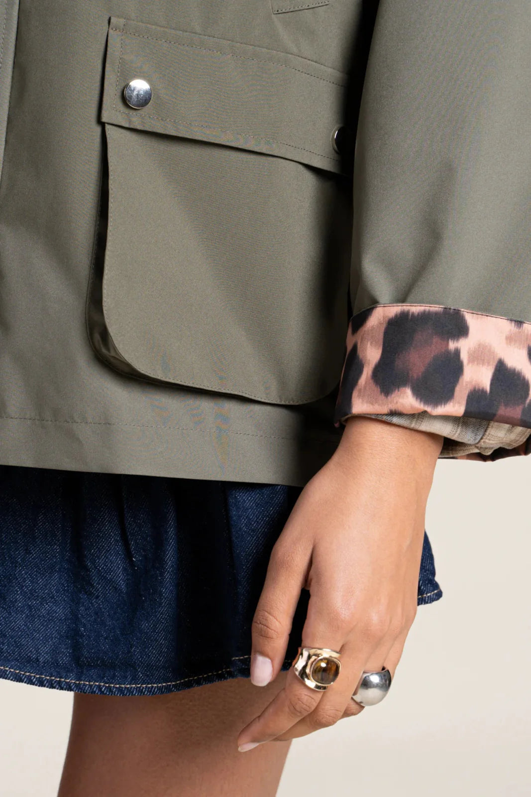 Damen Regenjacke in Kaki mit Leoprint Hihjlights an Armabschlüssen und Innenfutter, locker geschnitten im klassischen Britischen Landhaus Stil.