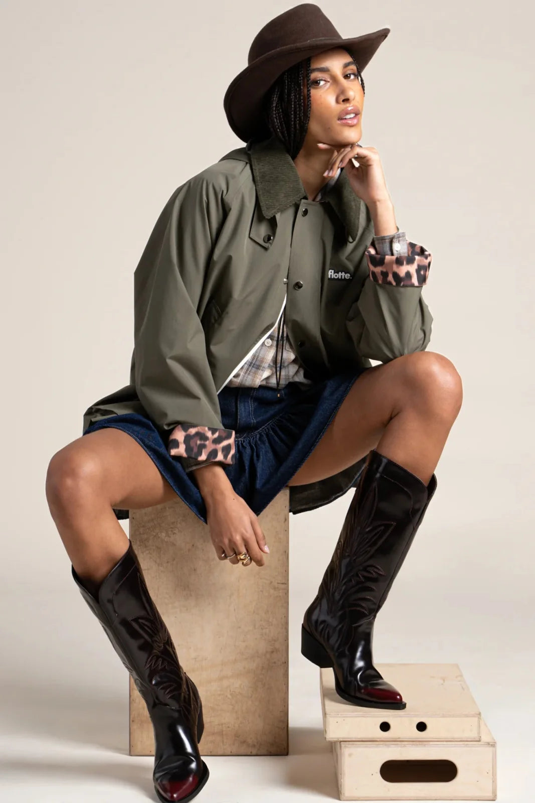Damen Regenjacke in Kaki mit Leoprint Hihjlights an Armabschlüssen und Innenfutter, locker geschnitten im klassischen Britischen Landhaus Stil.