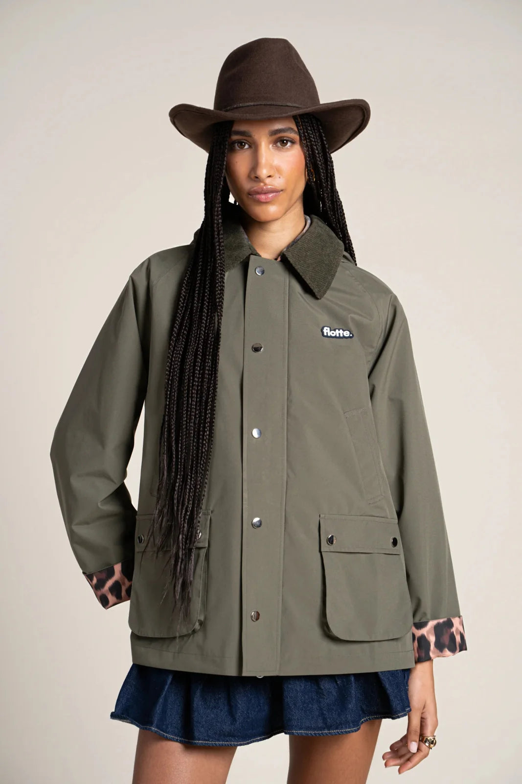 Damen Regenjacke in Kaki mit Leoprint Hihjlights an Armabschlüssen und Innenfutter, locker geschnitten im klassischen Britischen Landhaus Stil.