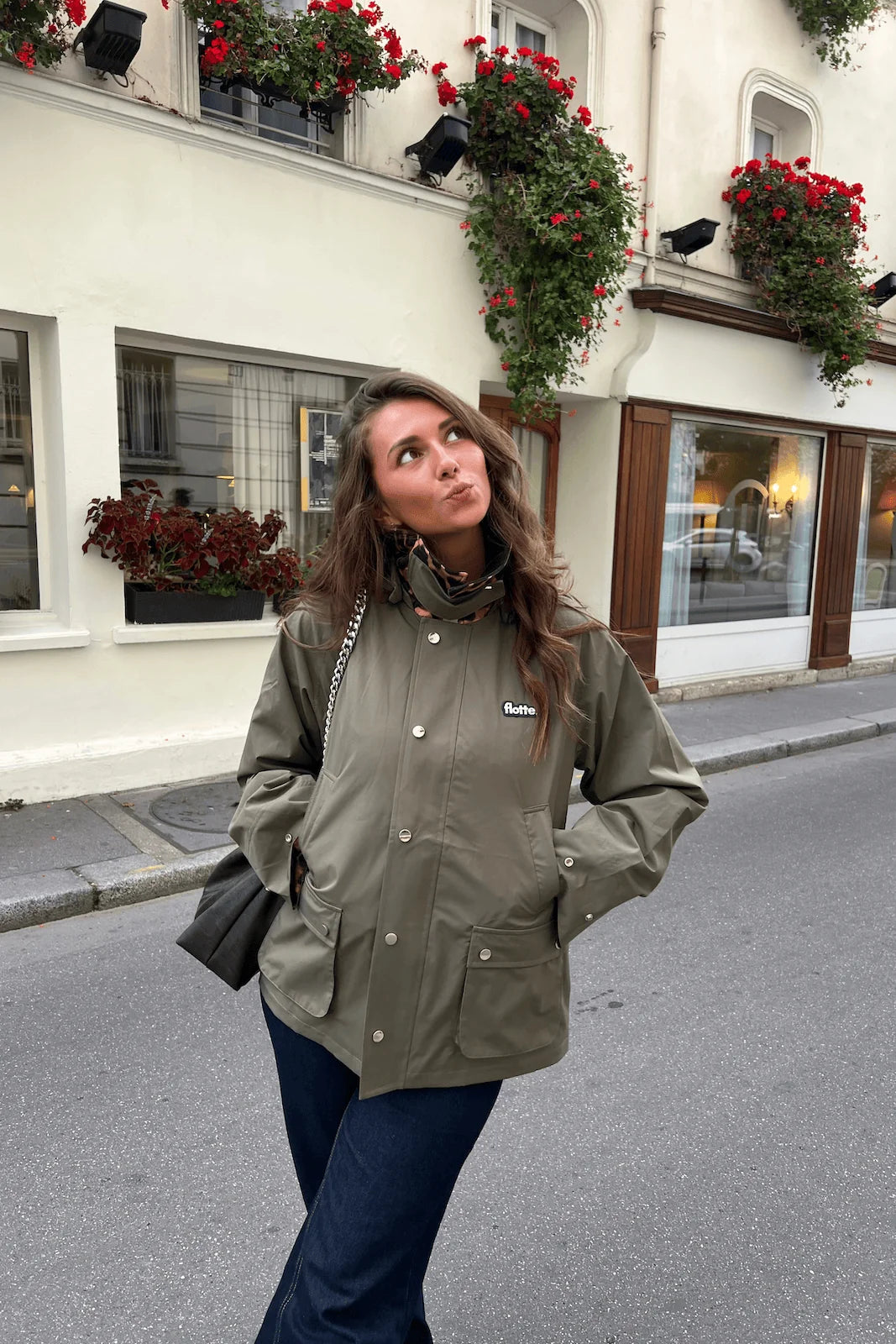 Damen Regenjacke in Kaki mit Leoprint Hihjlights an Armabschlüssen und Innenfutter, locker geschnitten im klassischen Britischen Landhaus Stil.