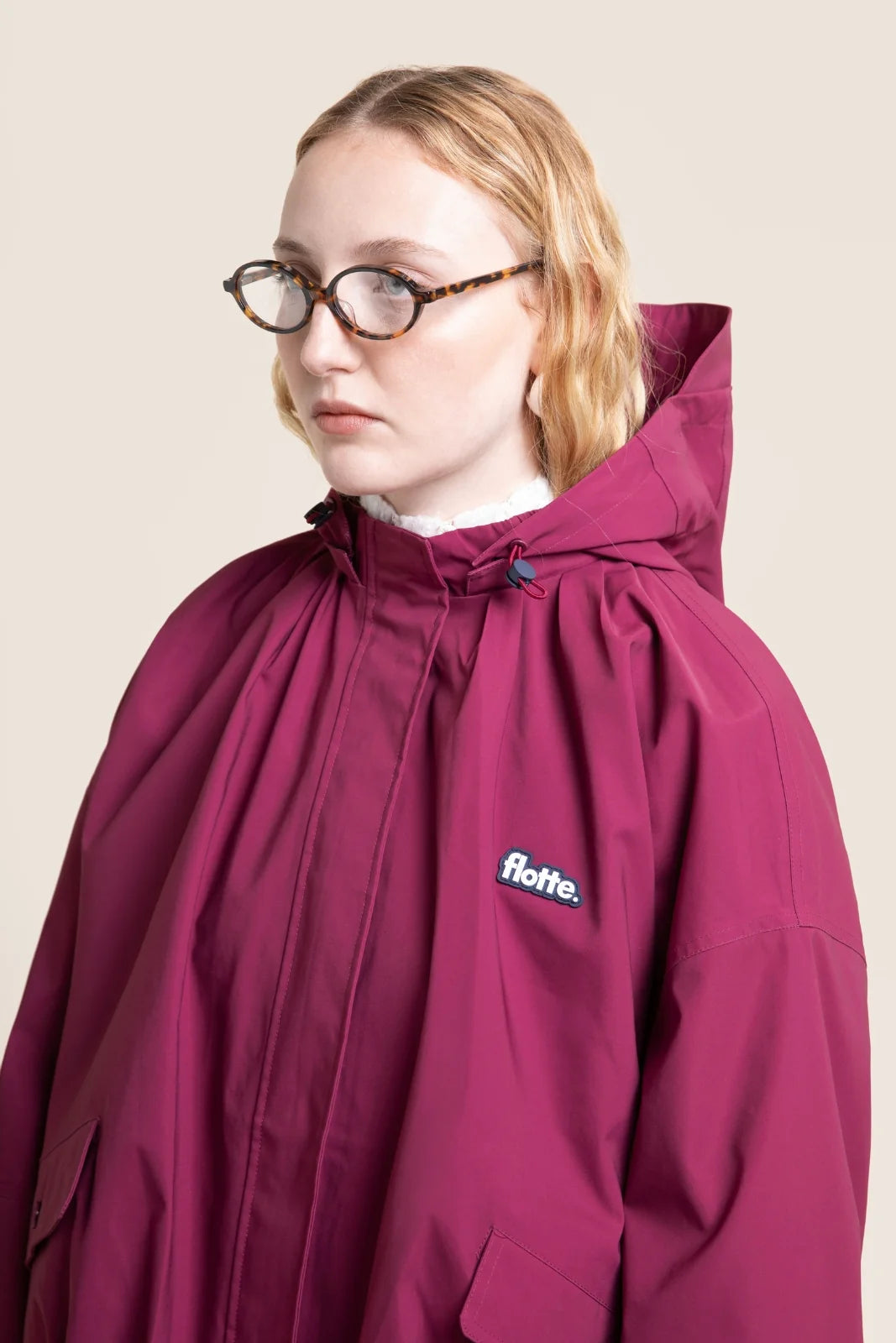 Damen Regenjacke in schönstem Beere Ton und raffinierten Falten, die eine klassische Ballonform geben.