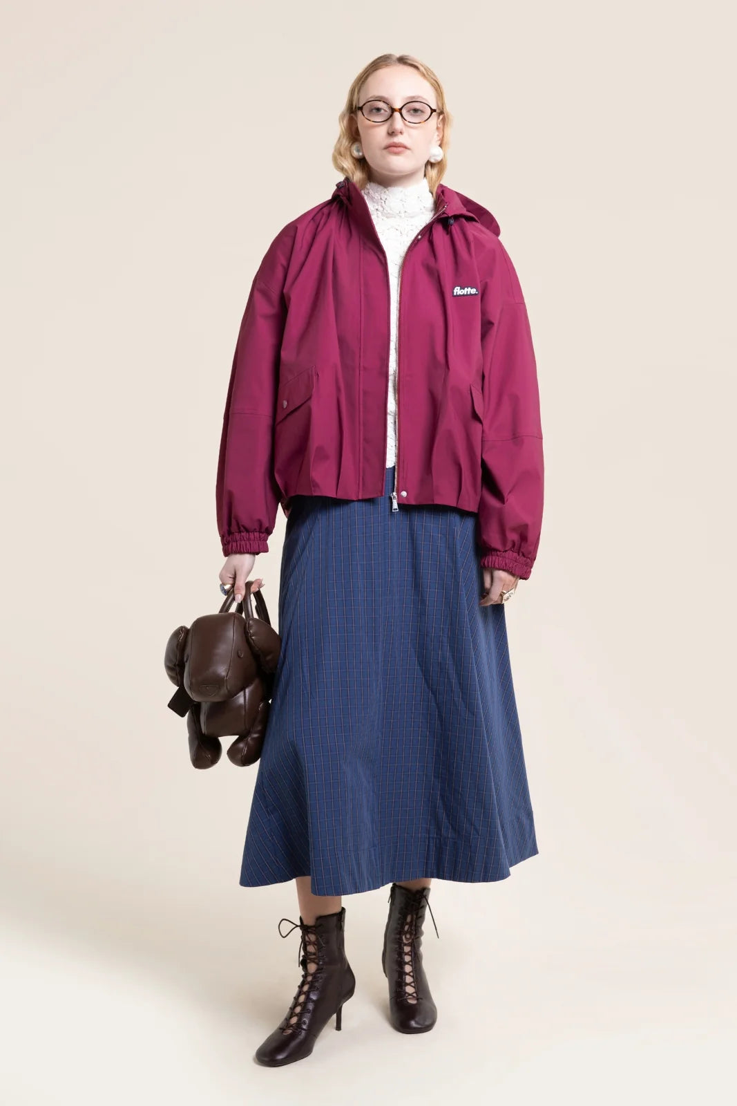 Kurze Damen Regenjacke mit Kapuze in schönstem Beere Ton und raffinierten Falten, die eine klassische Ballonform geben.