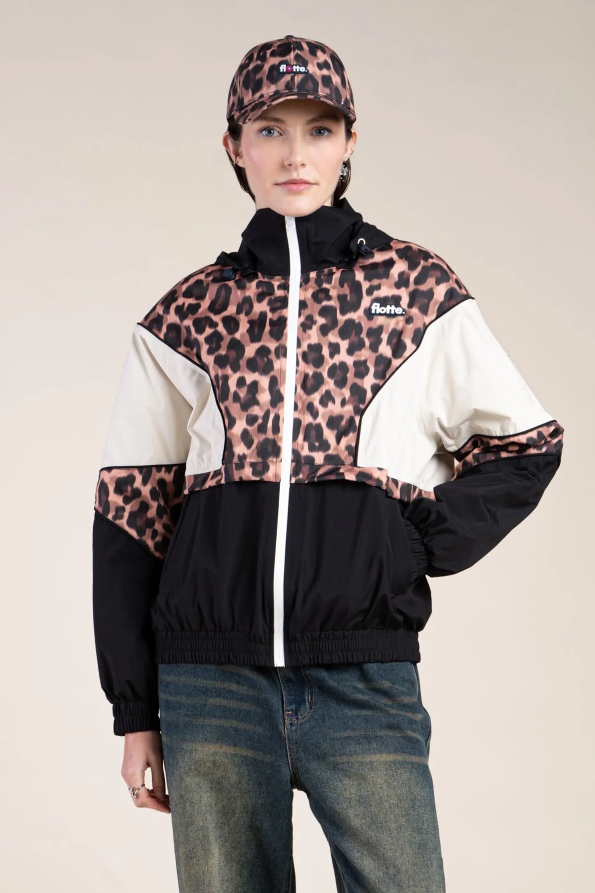 Damen Jacke mit sporty Look Akzente aus Leo-Print und schwarz mit weiss halten den Loo klassisch- die winterjacke ist wattiert und Regenabweisend.