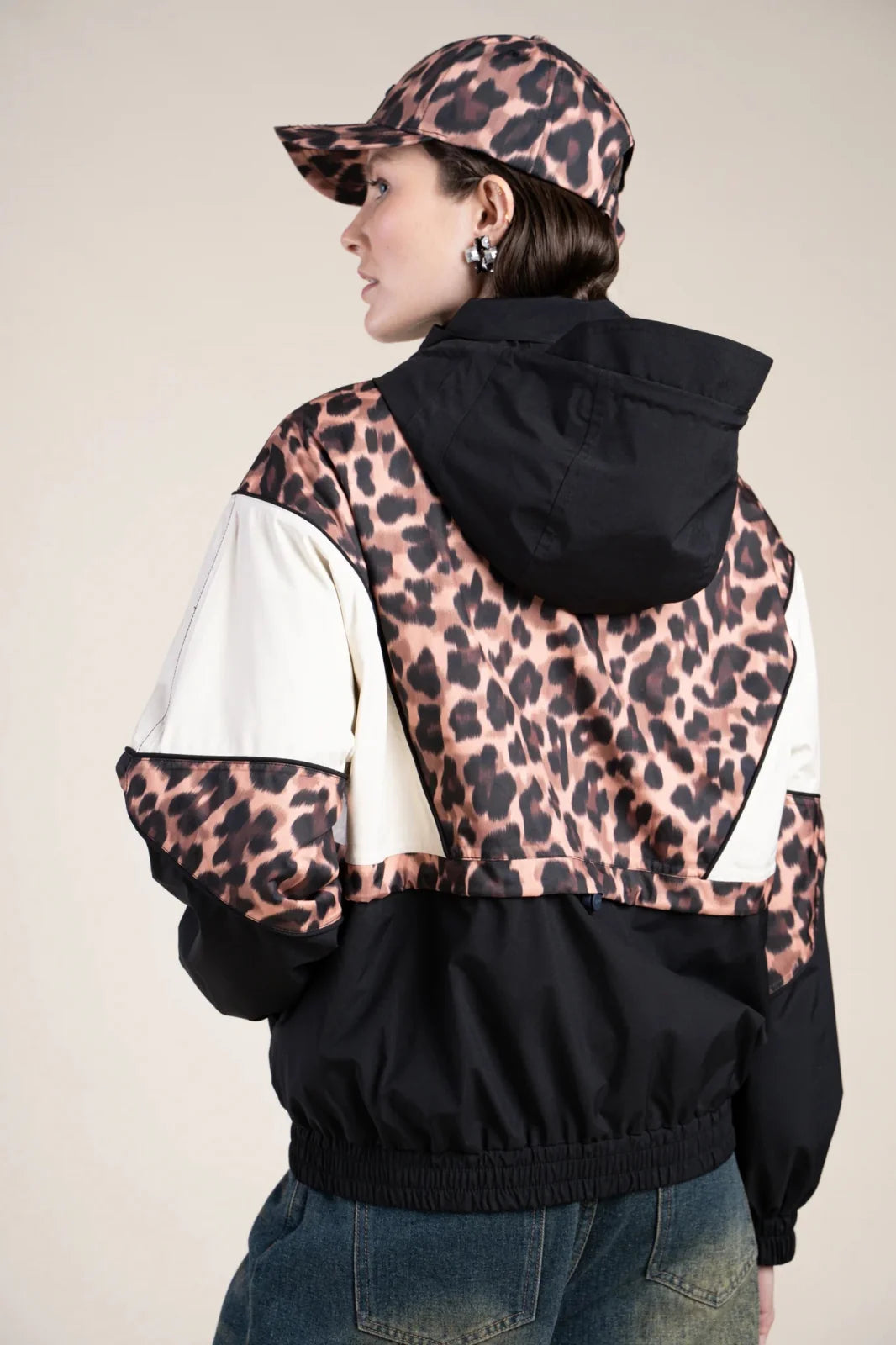 Damen Jacke mit sporty Look Akzente aus Leo-Print und schwarz mit weiss halten den Loo klassisch- die winterjacke ist wattiert und Regenabweisend.