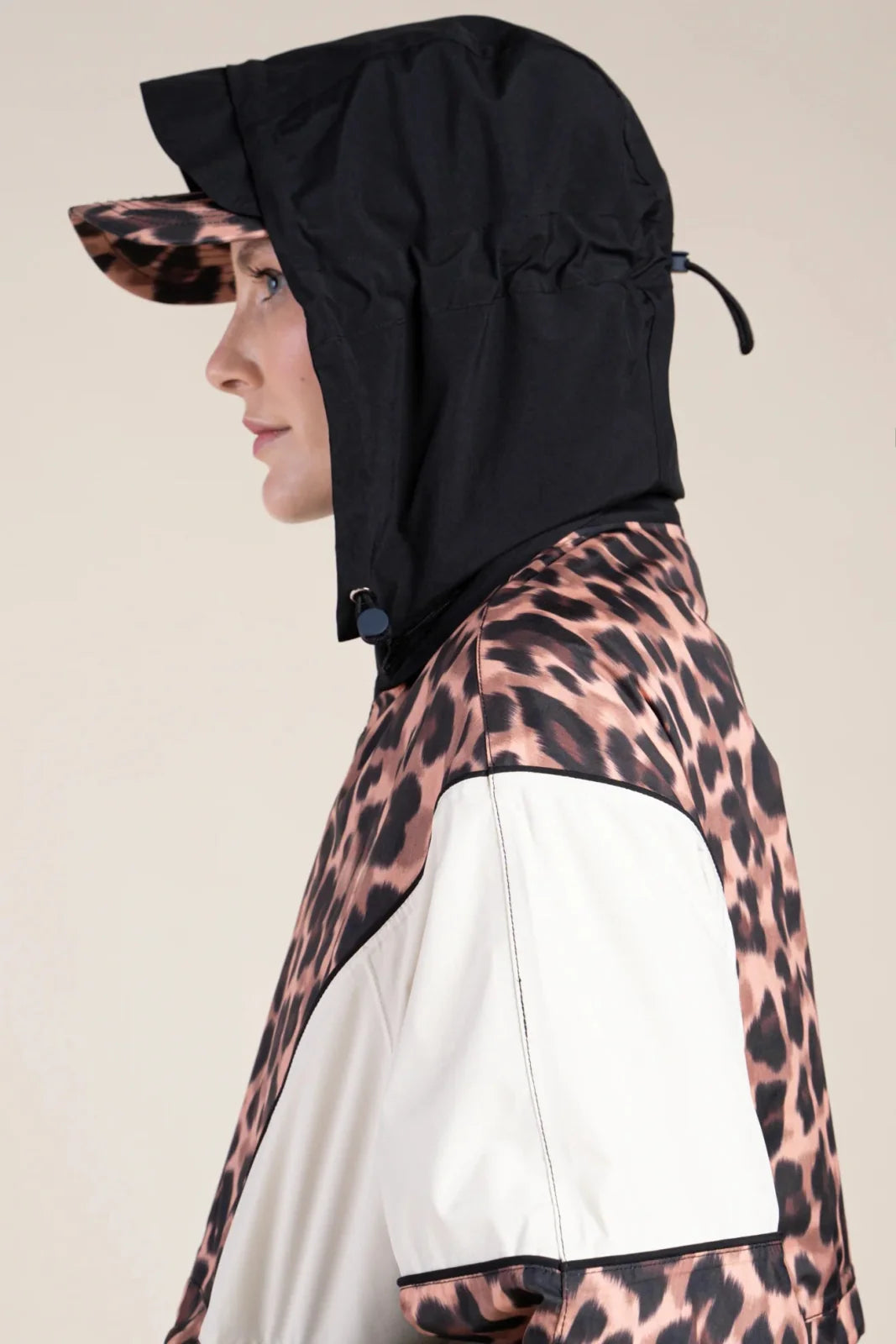 Damen Jacke mit sporty Look Akzente aus Leo-Print und schwarz mit weiss halten den Loo klassisch- die winterjacke ist wattiert und Regenabweisend.