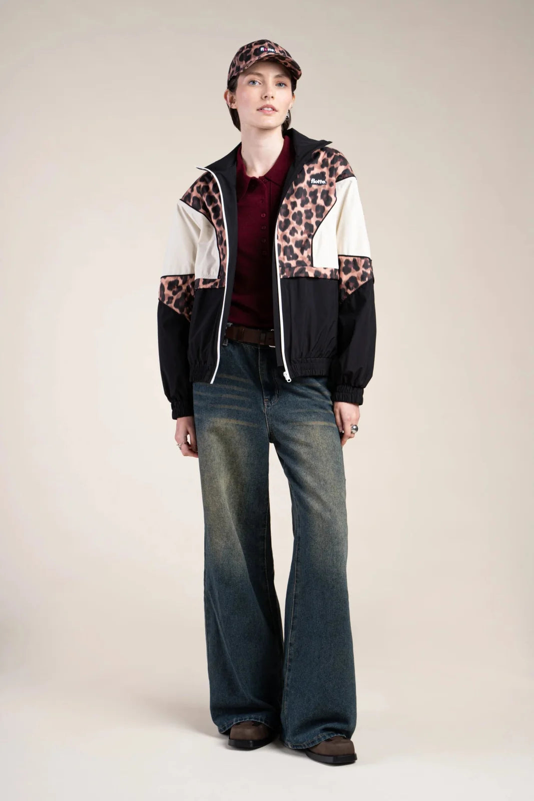 Damen Jacke mit sporty Look Akzente aus Leo-Print und schwarz mit weiss halten den Loo klassisch- die winterjacke ist wattiert und Regenabweisend.