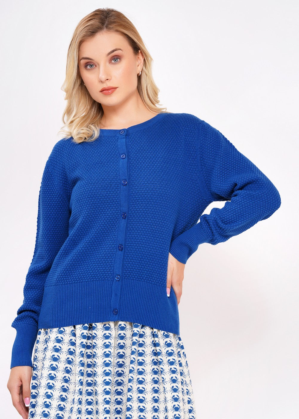 Zeitloser rundhals Cardigan für Damen mit Knöpfen in strahlendem Blau.