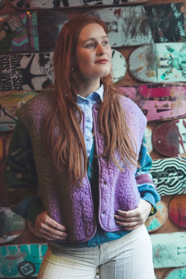 Damen Wollweste aus Teddypüsch mit Druckknöpfen in lila.