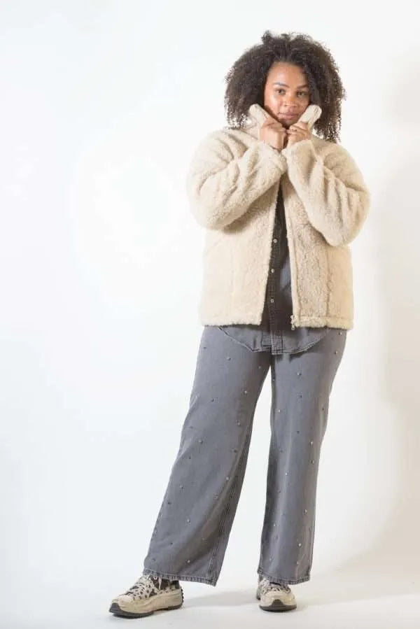 Jacke aus Wolle in Teddyplüsch Optik mit Reißverschluss in Cremeweiss.