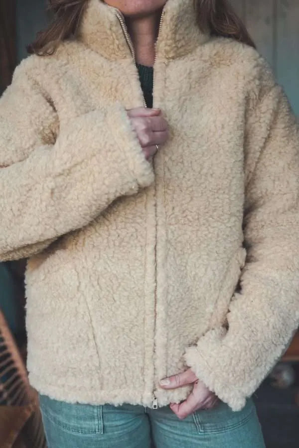 Jacke aus Wolle in Teddyplüsch Optik mit Reißverschluss in Cremeweiss.