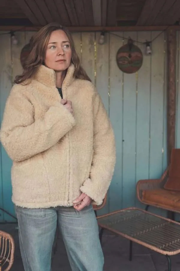 Jacke aus Wolle in Teddyplüsch Optik mit Reißverschluss in Cremeweiss.