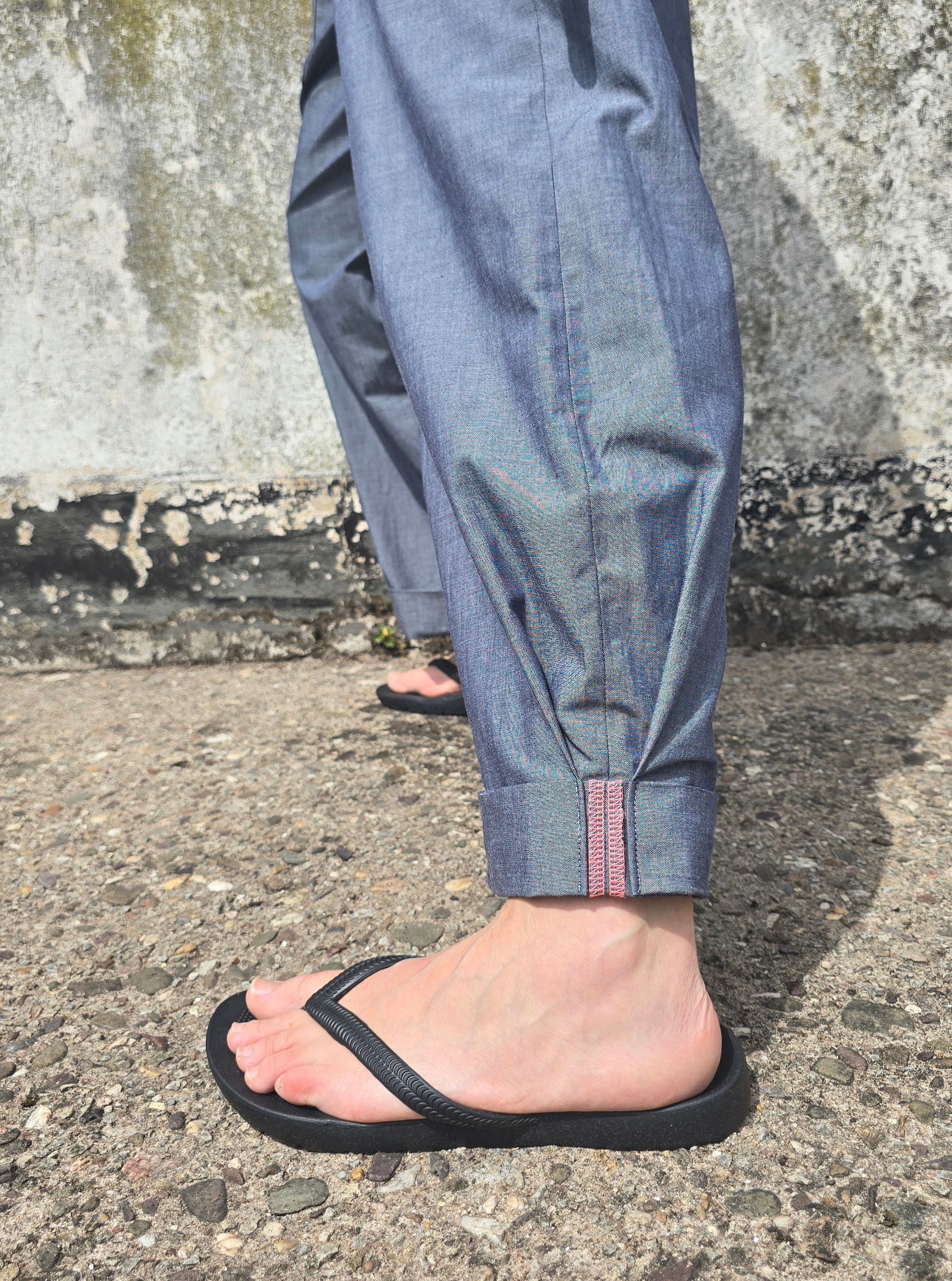 Jeans stufenlos verstellbarer Bund, große Aufsatztaschen in dünner Sommerdenim Qualität aus Biobaumwolle.