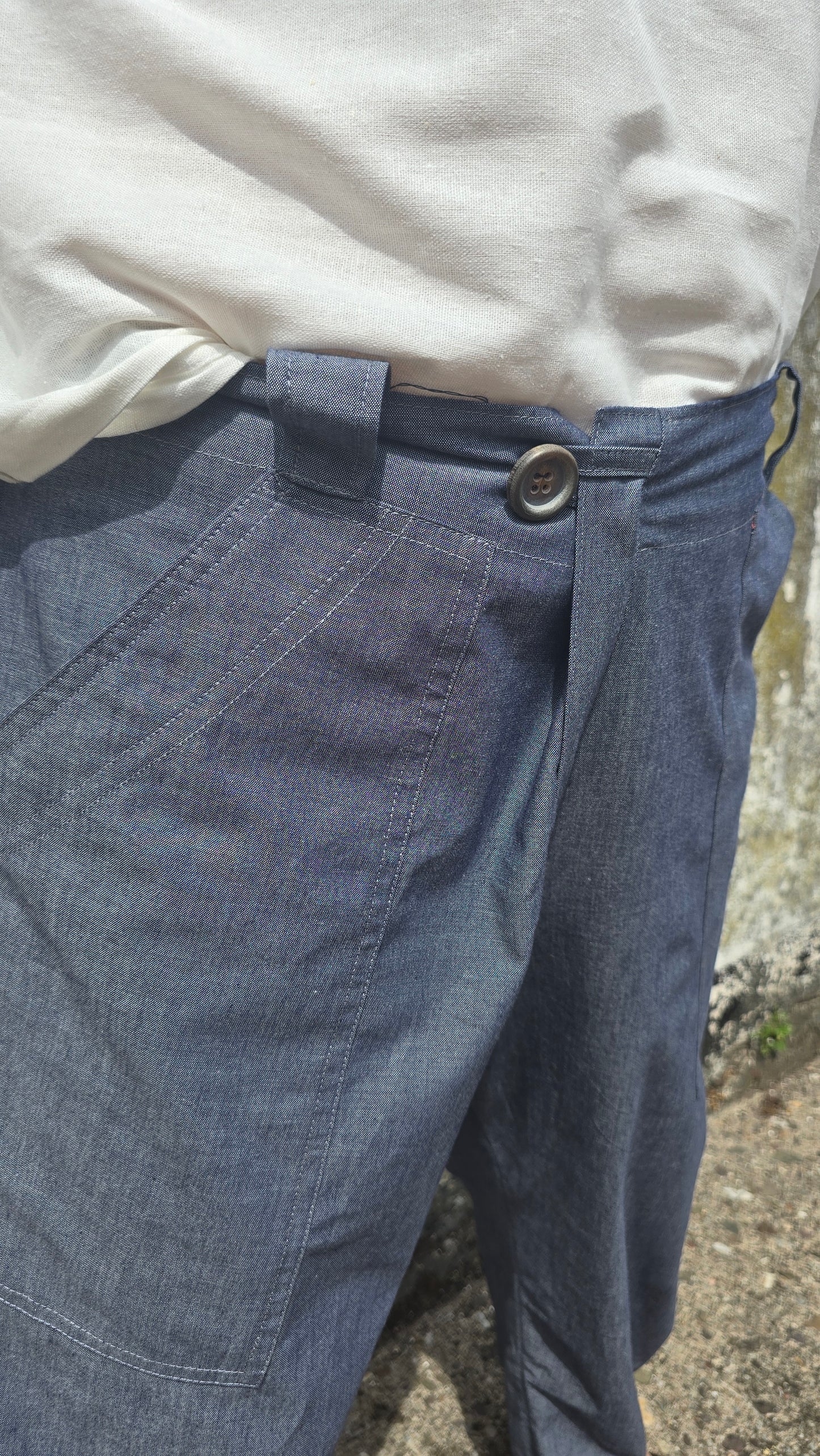 Jeans stufenlos verstellbarer Bund, große Aufsatztaschen in dünner Sommerdenim Qualität aus Biobaumwolle.