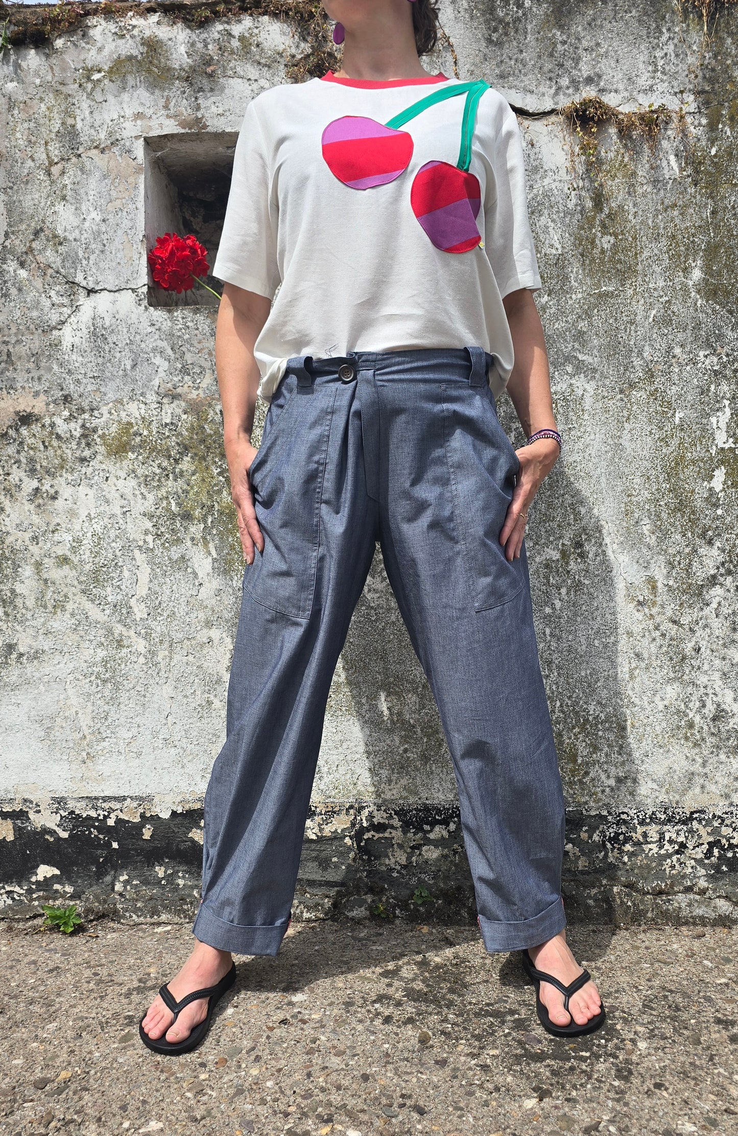 Jeans stufenlos verstellbarer Bund, große Aufsatztaschen in dünner Sommerdenim Qualität aus Biobaumwolle.