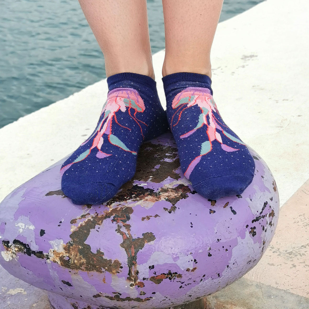 Tolles Tragefoto von den Medusa Sneakersocken mit Quallenmotiv in blau und Puenktchen.