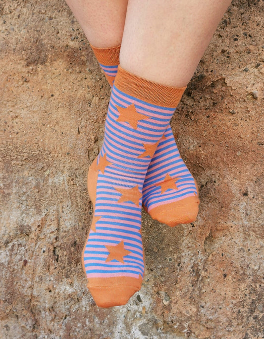 Tragefoto von den Prusselise Zimtsternsocken in bau,beige und zimt.