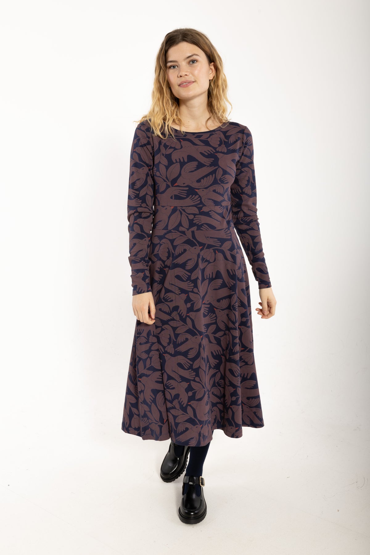 Kleid mit Vogel-und Blumenmuster, Oberteil enganliegend und Rockteil weit schwingend, die Farben dunkelblau und pflaume bilden das perfete Herbstmatch.
