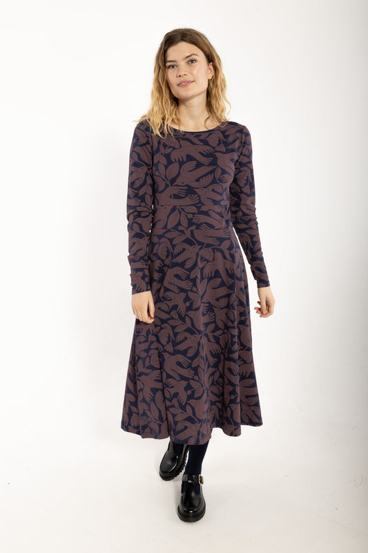 Kleid mit Vogel-und Blumenmuster, Oberteil enganliegend und Rockteil weit schwingend, die Farben dunkelblau und pflaume bilden das perfete Herbstmatch.