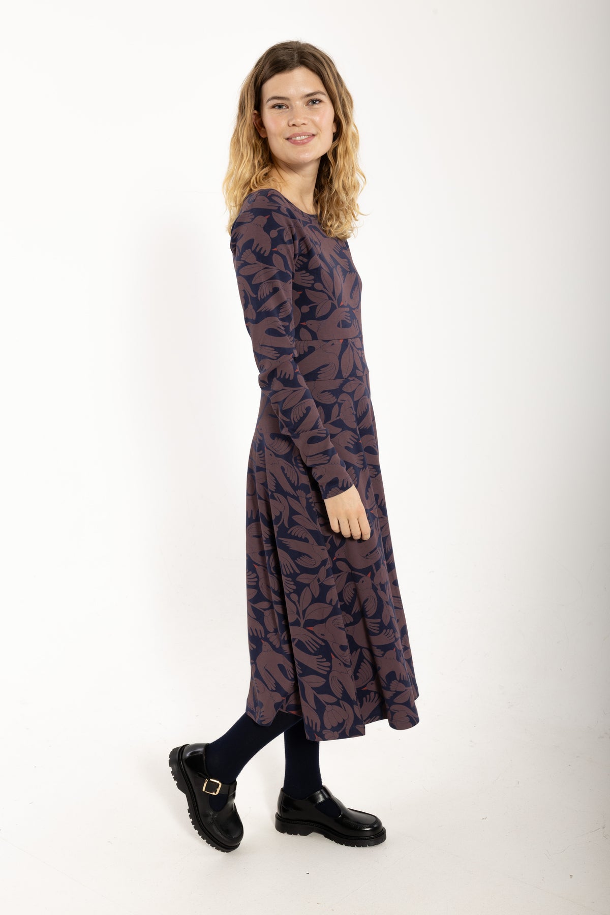 Kleid mit Vogel-und Blumenmuster, Oberteil enganliegend und Rockteil weit schwingend, die Farben dunkelblau und pflaume bilden das perfete Herbstmatch.