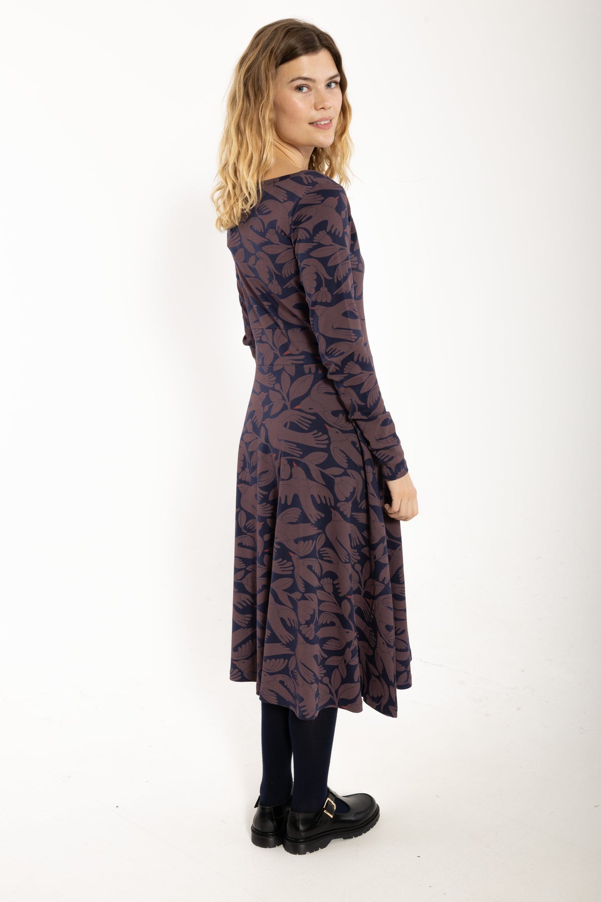 Kleid mit Vogel-und Blumenmuster, Oberteil enganliegend und Rockteil weit schwingend, die Farben dunkelblau und pflaume bilden das perfete Herbstmatch.