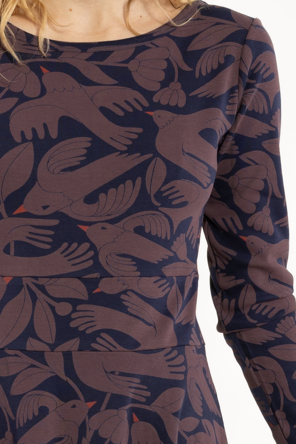 Kleid mit Vogel-und Blumenmuster, Oberteil enganliegend und Rockteil weit schwingend, die Farben dunkelblau und pflaume bilden das perfete Herbstmatch.
