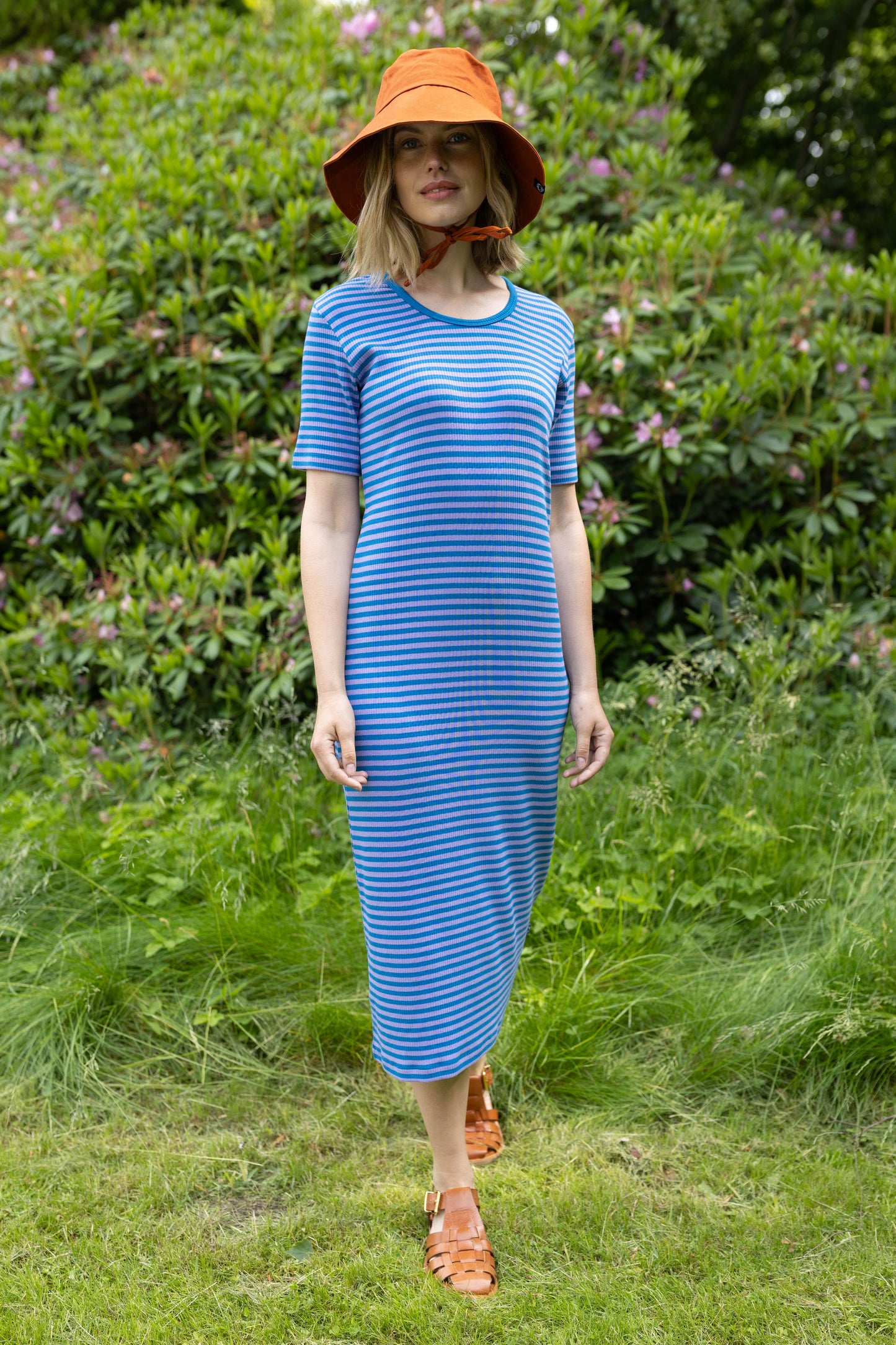 Damen Kleid kurzarm mit Ringeln in blau und lila aus schwerer Rib-Qualität Baumwolle.