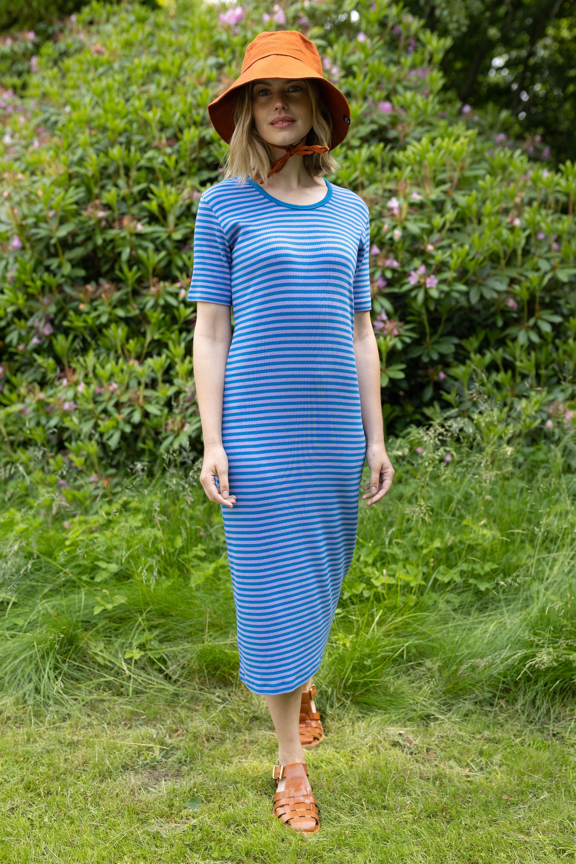 Damen Kleid kurzarm mit Ringeln in blau und lila aus schwerer Rib-Qualität Baumwolle.