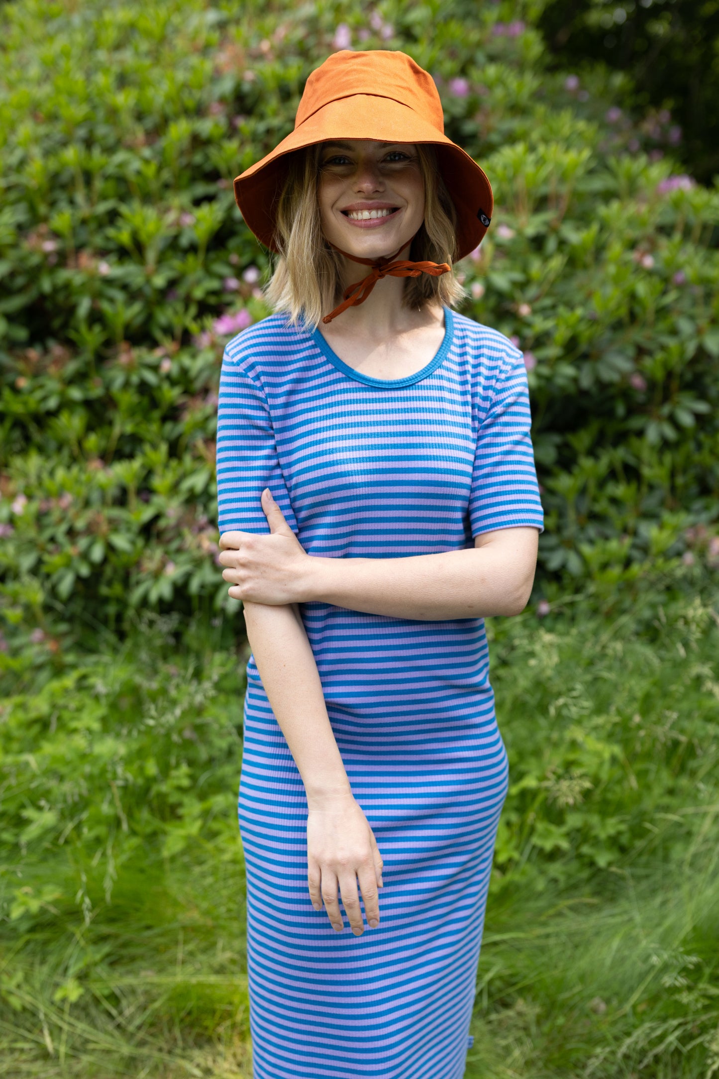 Damen Kleid kurzarm mit Ringeln in blau und lila aus schwerer Rib-Qualität Baumwolle.