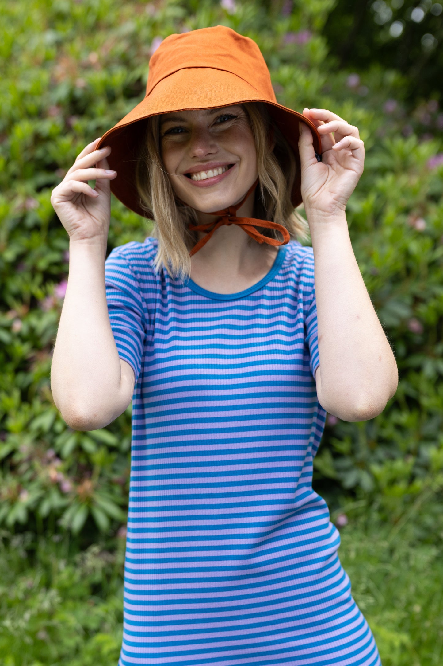 Damen Kleid kurzarm mit Ringeln in blau und lila aus schwerer Rib-Qualität Baumwolle.