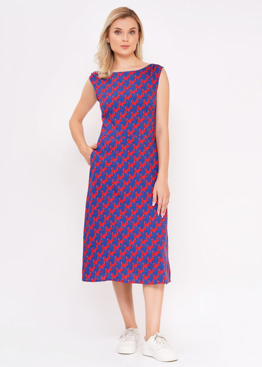 Blaues, weich fließendes, ärmelloses Kleid mit roten Flamingos aufgedruckt, die Herzchenmuster entstehen lassen.