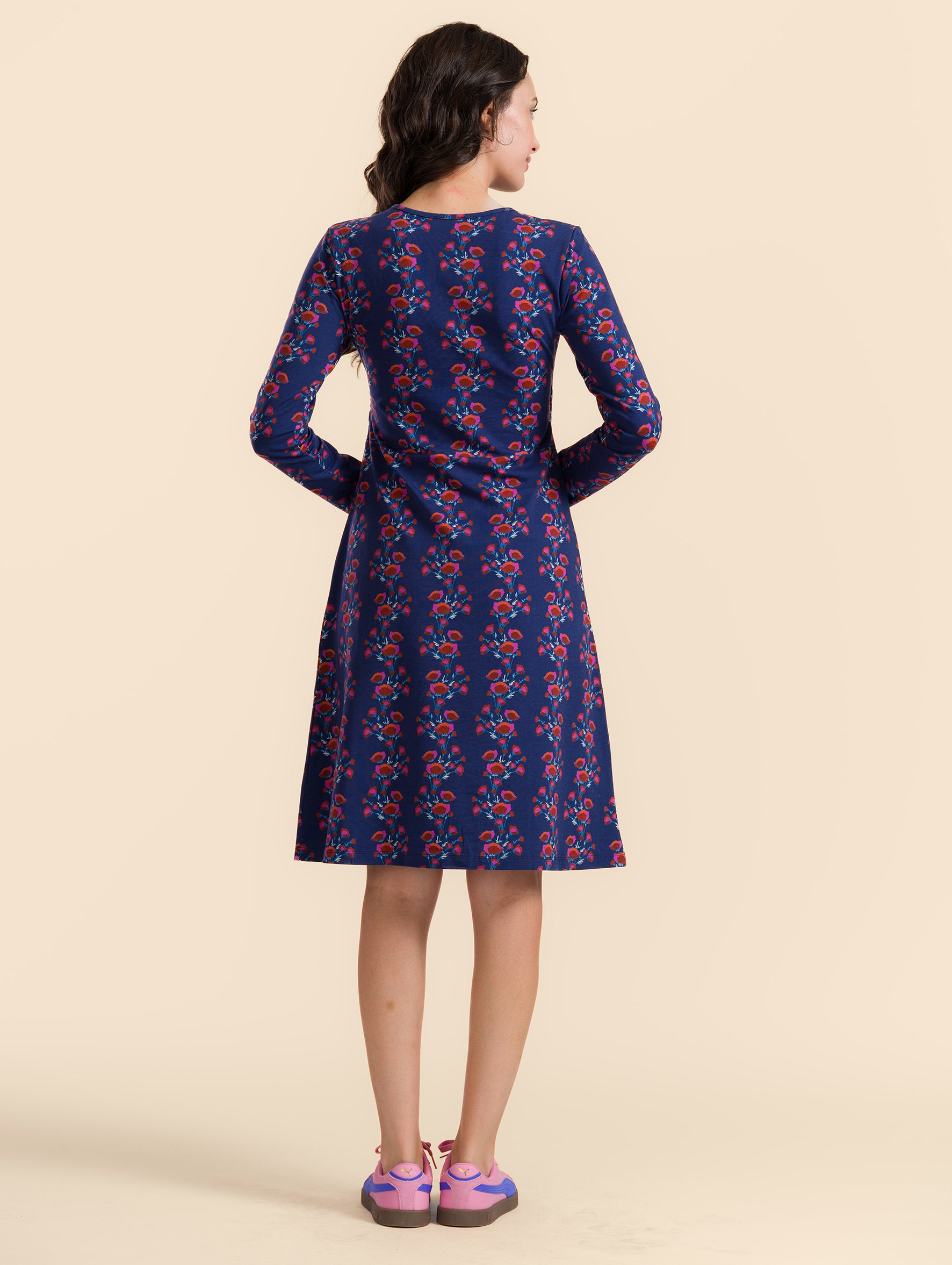 Ladylike, figurbetontes Kleid aus Jersey mit Wickeloptik im Brustbereich. Blau und Rot geblümt.