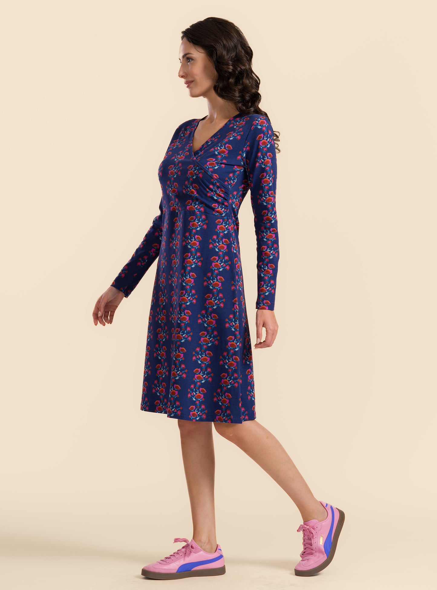 Ladylike, figurbetontes Kleid aus Jersey mit Wickeloptik im Brustbereich. Blau und Rot geblümt.