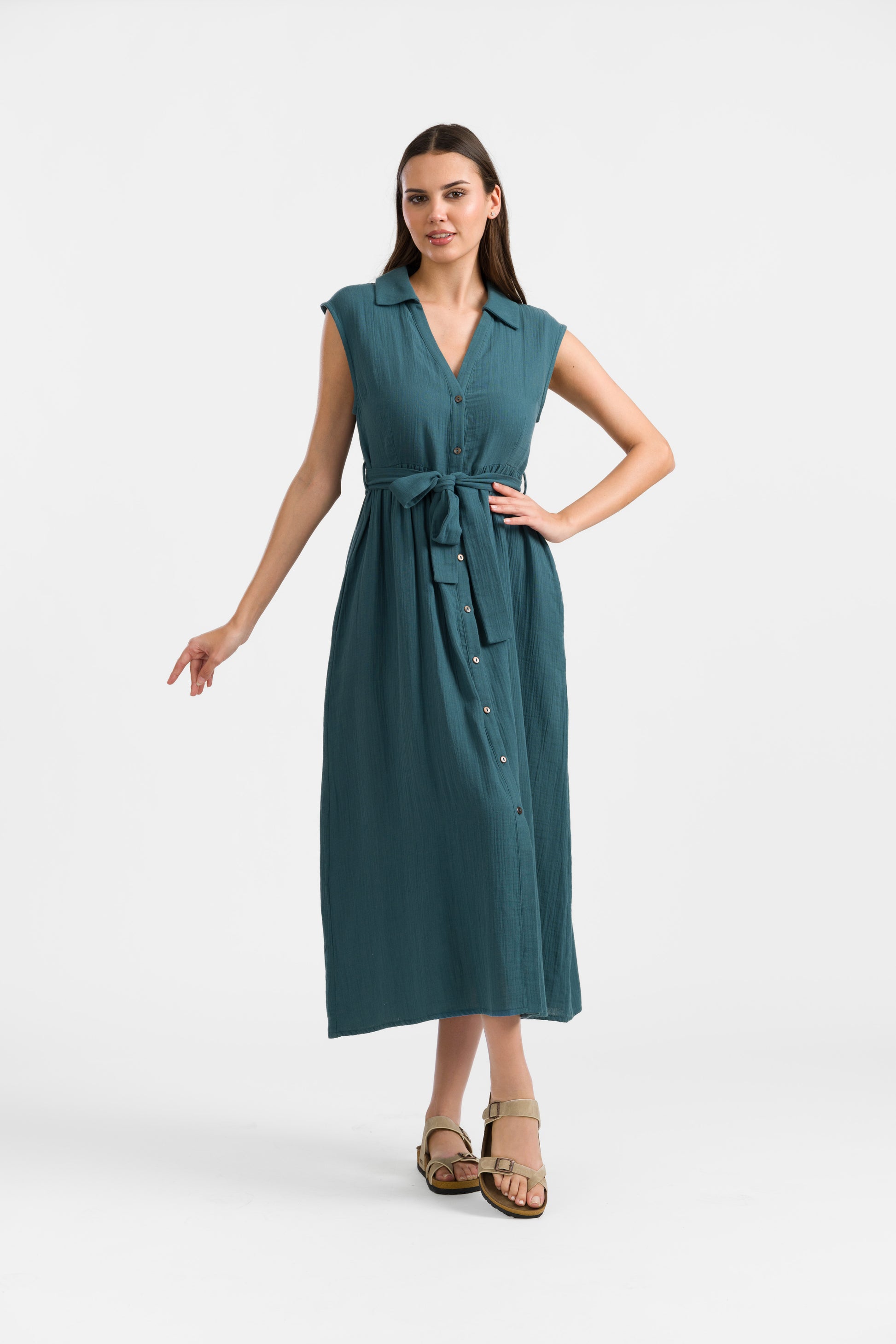 Kleid mit Kragen und frontaler Knöpfung, Bindegürtel und seitliche Eingrifftaschen in Petrol, das Kleid ist wadenlang und ärmellos.