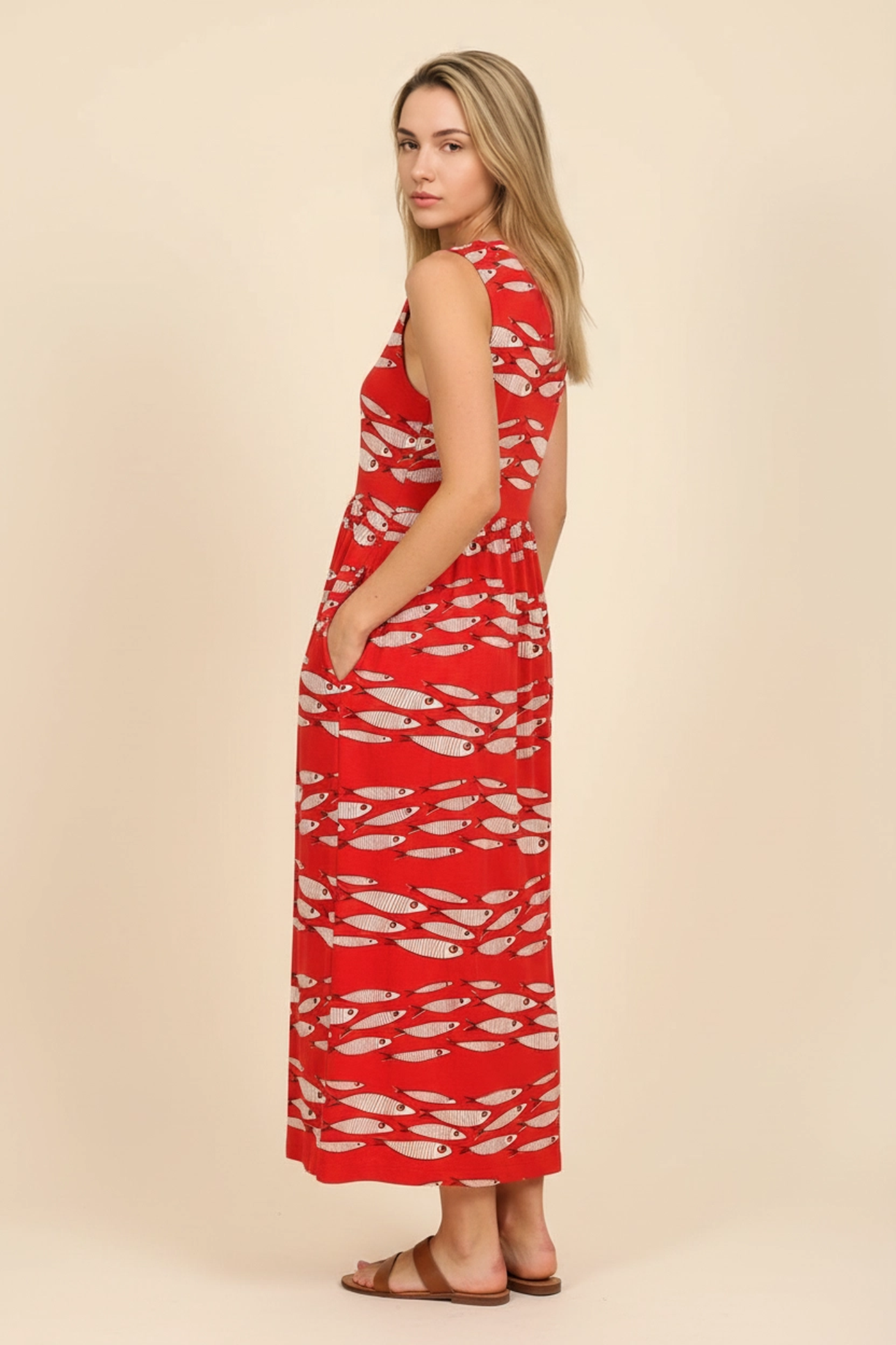 Knöchellanges Sommerkleid mit Fisch Print im Retro Syle auf kräftigem Rot, ärmellos mit seitlichen Aufsatztaschen.