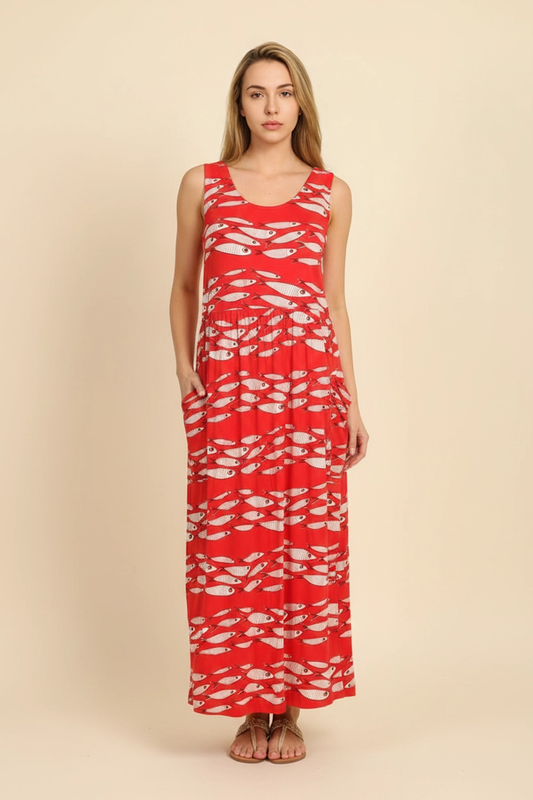Knöchellanges Sommerkleid mit Fisch Print im Retro Syle auf kräftigem Rot, ärmellos mit seitlichen Aufsatztaschen.