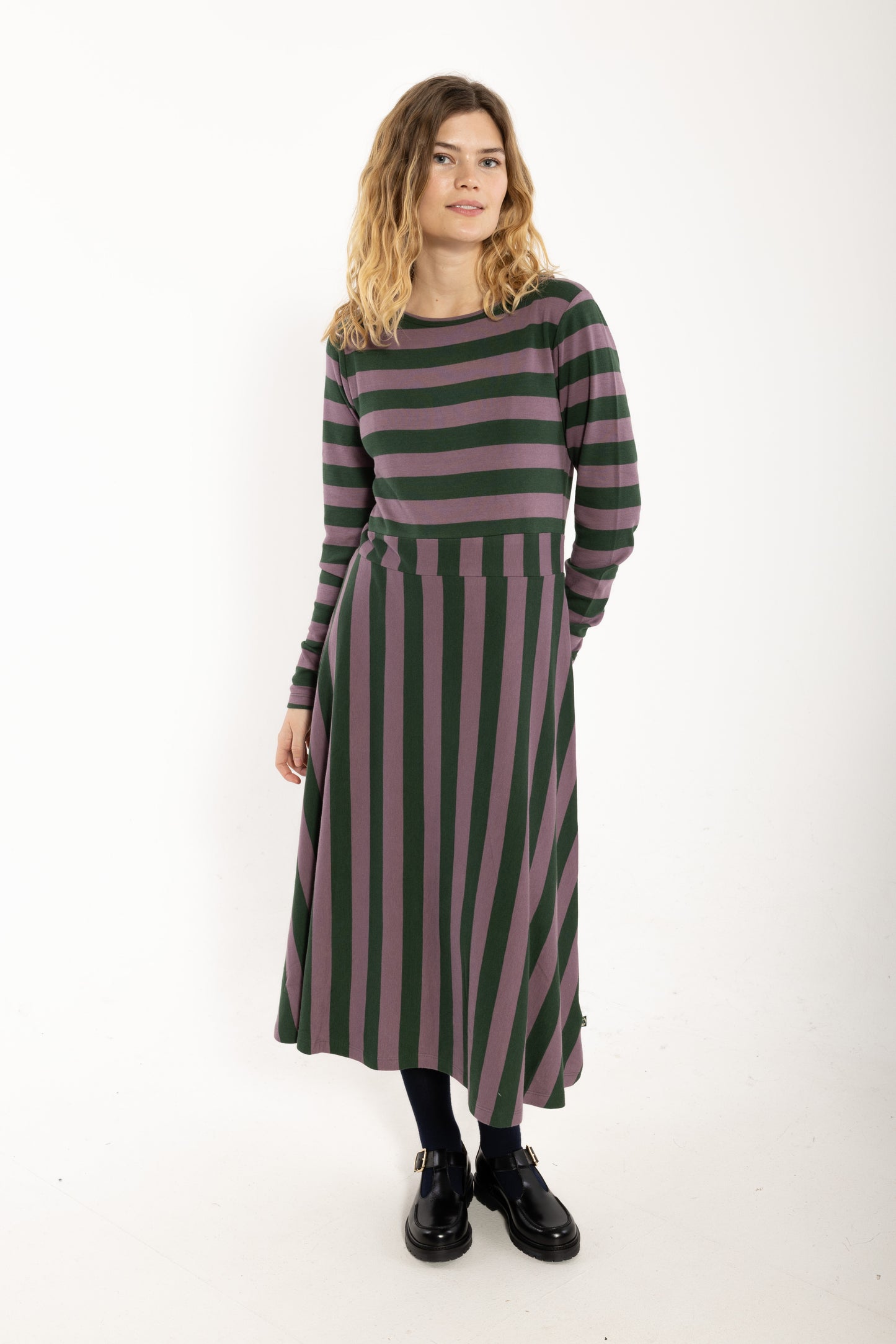 Kleid mit Blockstreifen, Oberteil enganliegend und Rockteil weit schwingend, die Farben oliv und pflaume bilden das perfete Herbstmatch.