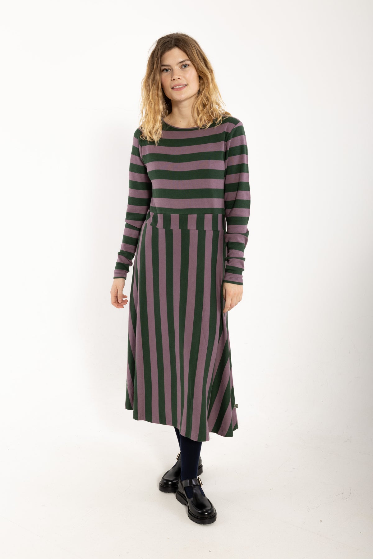 Kleid mit Blockstreifen, Oberteil enganliegend und Rockteil weit schwingend, die Farben oliv und pflaume bilden das perfete Herbstmatch.